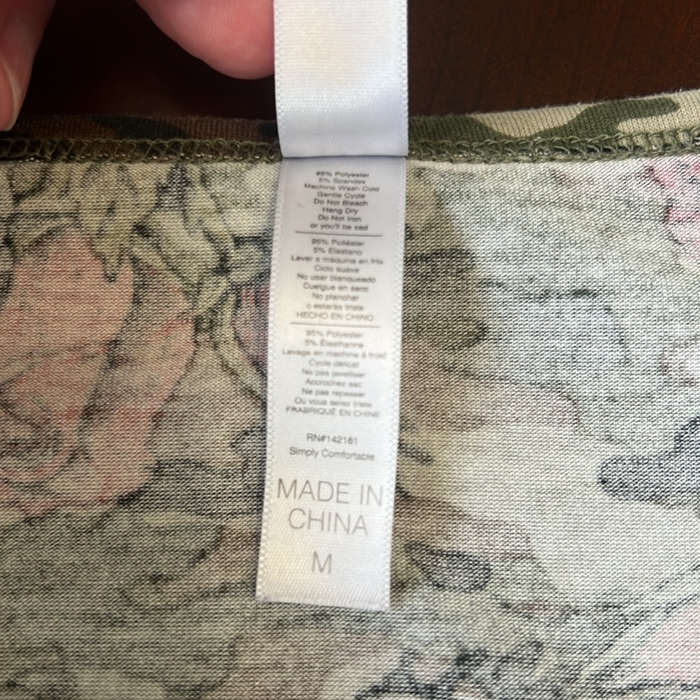 LuLaRoe Perfect T shirt Camo with roses GC Size M 12-18 - Picture 7 of 7